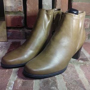 Brown Boots with Zipper!!!